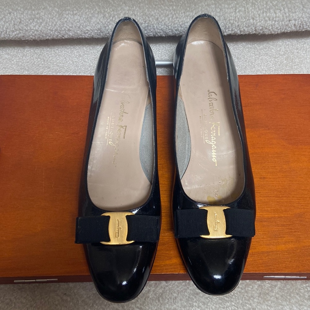 salvatore ferragamo low heel pumps